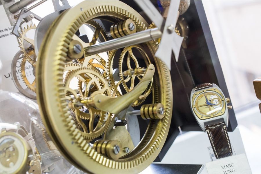 APPRENTISSAGE HORLOGERIE ET SERTISSAGE